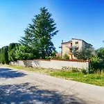 Nettes In Valica Mit Grossem Garten By Interhome Apartman Mazurija